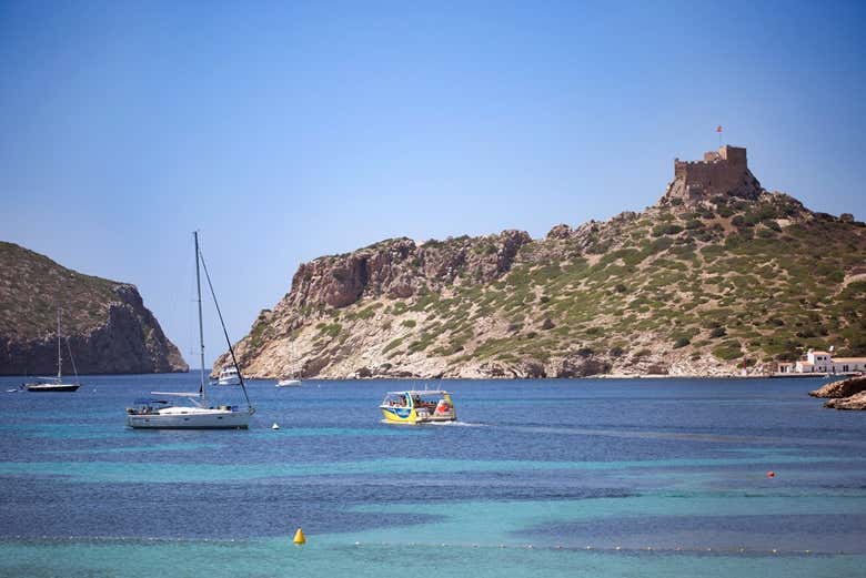 Barcos navegando por las aguas de Cabrera