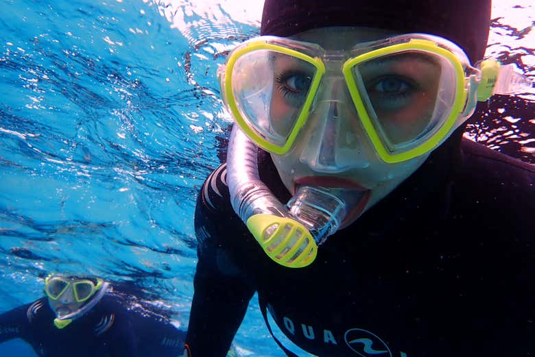 Disfrutando de la actividad de snorkel