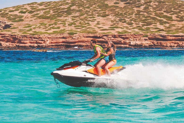 Disfrutando del tour en moto de agua por la bahía de Palma