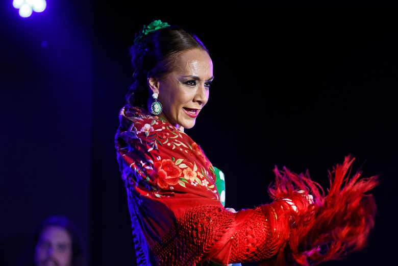Bailaora sobre el escenario del tablao flamenco Alma de Palma