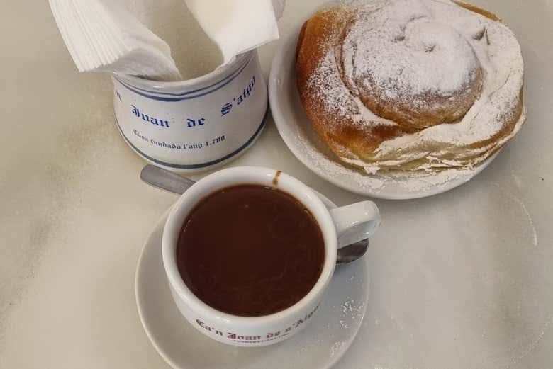Degustaremos una ensaimada con chocolate