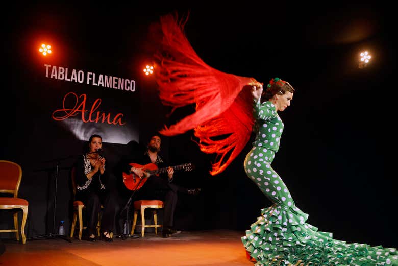 Artistas sobre el escenario del tablao Alma