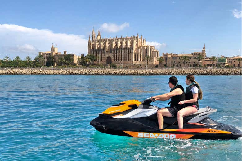 Viendo la catedral desde el mar 